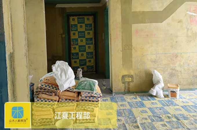 黃鶴里小區(qū)泥木完工油漆進場