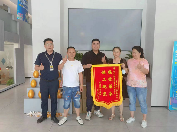 匯東佳韻小區(qū)業(yè)主送來(lái)錦旗