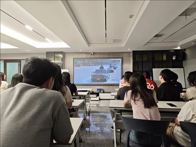 2025.09.03山水人家裝飾全員觀看閱兵式