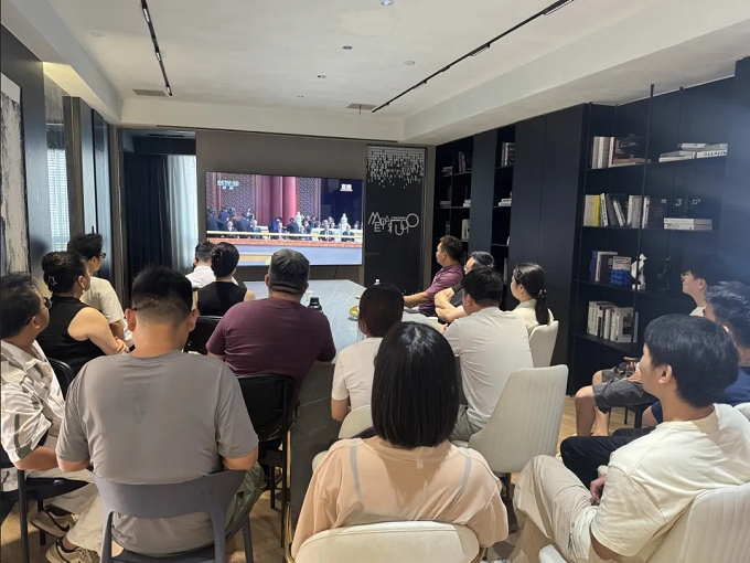 2025.09.03山水人家裝飾全員觀看閱兵式