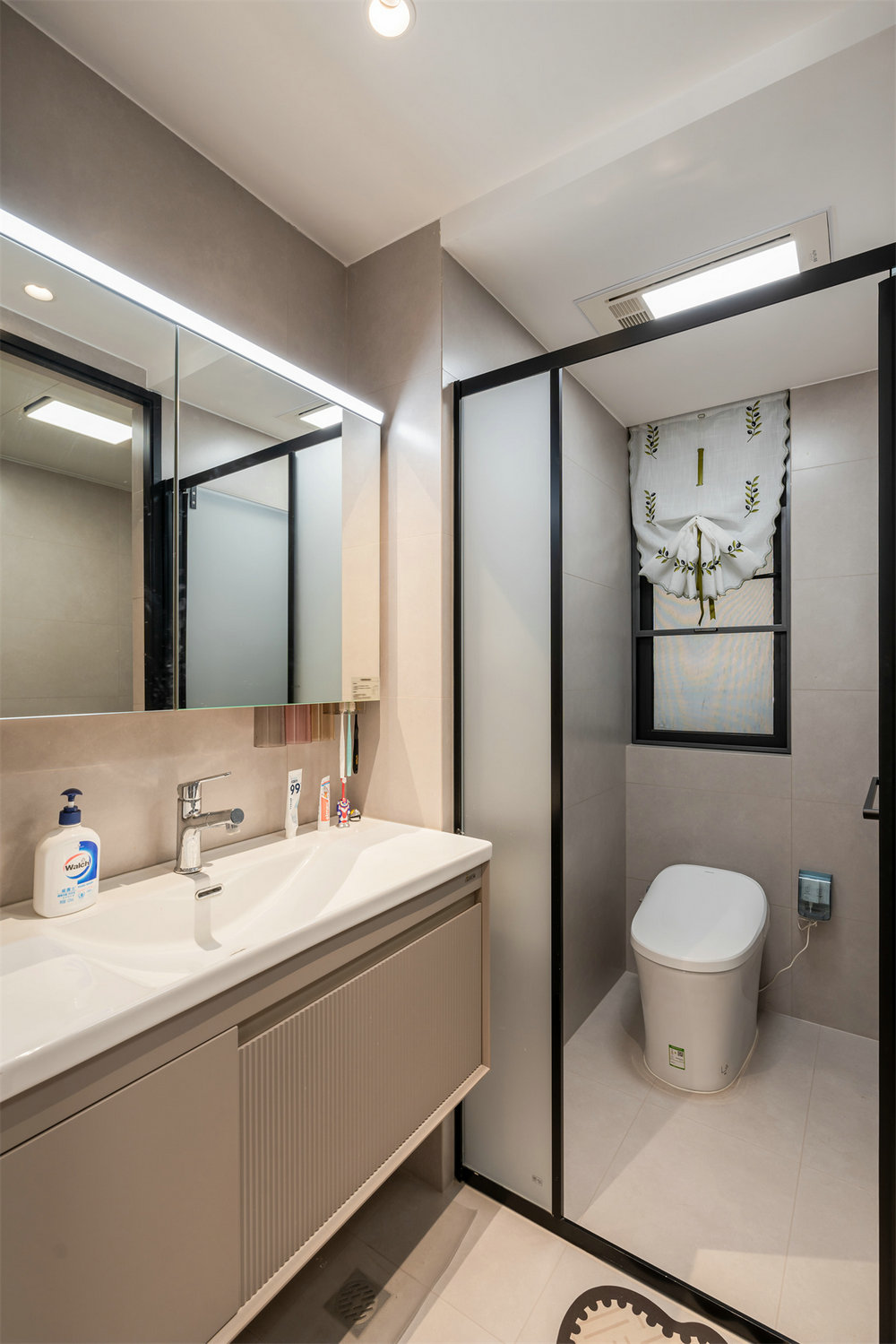 華僑城紅坊99平現(xiàn)代風(fēng)格裝修效果圖