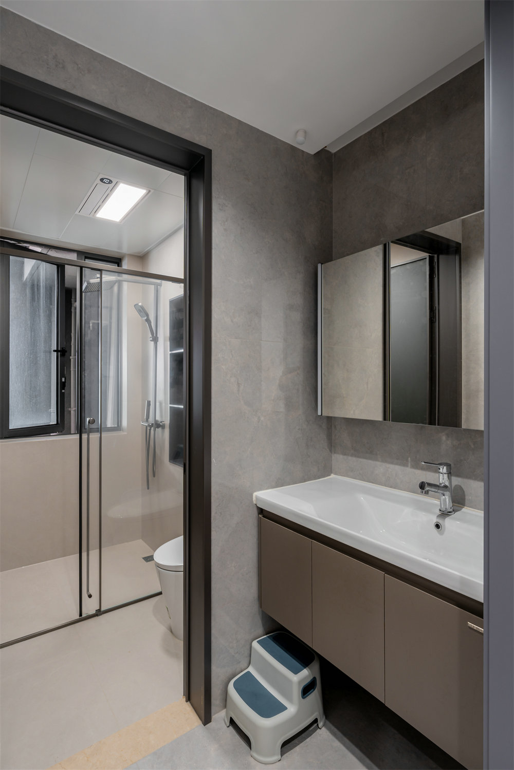 月亮灣137平現(xiàn)代風格裝修效果圖